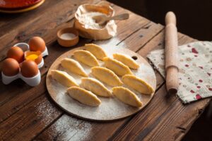 Przepisy na pizzę z wykorzystaniem sezonowych owoców: Wykorzystaj pełnię smaków natury