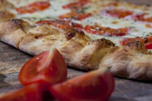 Poznańskie pizzerie z tradycyjnymi włoskimi recepturami: Smakuj autentyczność