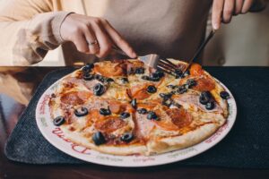 Przepisy na pizzę na wynos: Smaczne danie na każdą okazję