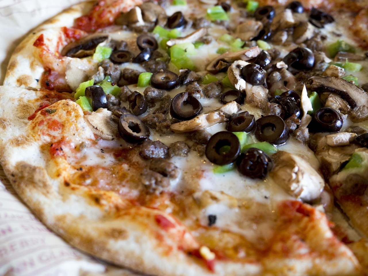 Jak zrobić wegańską pizzę: Przepis na pyszne roślinne nadzienie